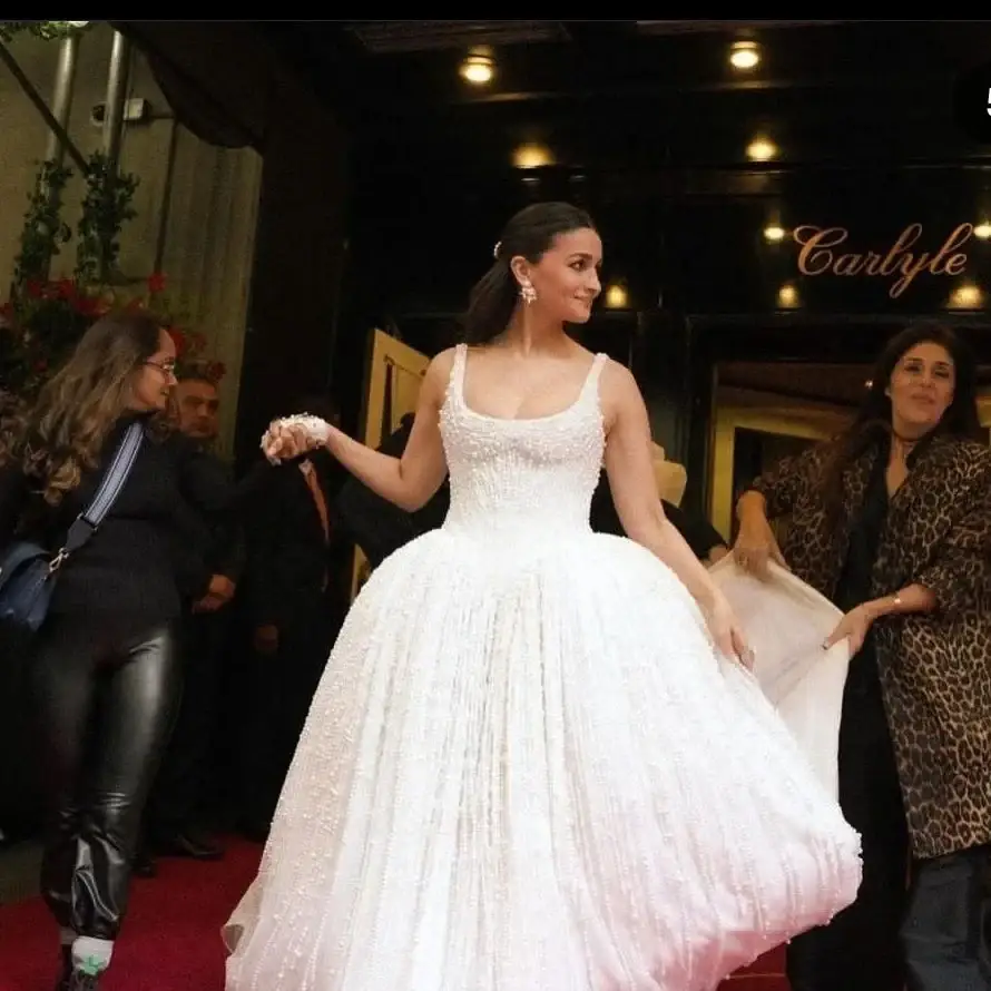 INDIAN ACTRESS ALIA BHATT IMAGES IN WHITE DRESS AT MET GALA 2023 3